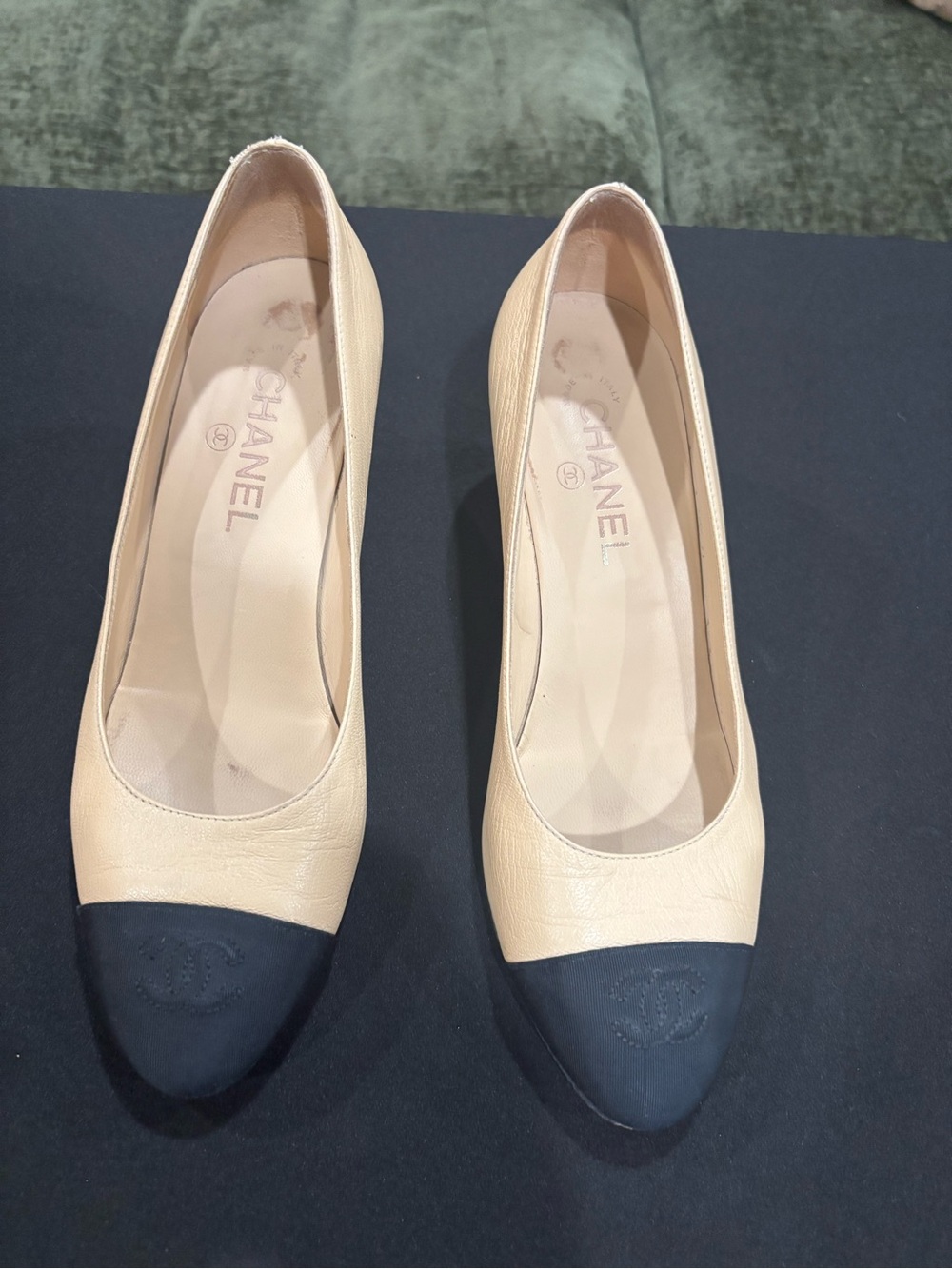 Auth Chanel Classic Beige Leather/Black Fabric Cap Toe Pearl Pumps Sz 39.5 Italy